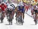 ZÁVRENÝ SPURT. O vítzství v úvodní etap Tour de France bojují Mark...