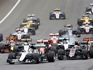 PO STARTU. Lewis Hamilton s mercedesem v ele Velké ceny Rakouska.