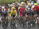 PELOTON. Cyklisté bhem 2. etapy Tour de France. Ve lutém dresu jede Mark...