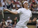 Alexander Zverev ve wimbledonském utkání proti Tomái Berdychovi.