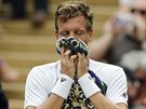 Tomá Berdych odpoívá na lavice ve wimbledonském utkání proti Alexandru...