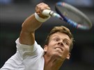 PODÁNÍ. Tomá Berdych servíruje ve wimbledonském utkání proti Alexanderu...