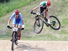 Jaroslav Kulhav� (vlevo) a Nino Schurter na trati z�vodu mistrovstv� sv�ta v...