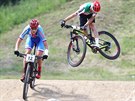 Jaroslav Kulhavý (vlevo) a Nino Schurter na trati závodu mistrovství svta v...