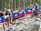 Jaroslav Kulhav (vpravo) a Nino Schurter na trati zvodu mistrovstv svta v...