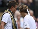 Tomá Berdych (vlevo) a Alexander Zverev ve vzájemném utkání ve Wimbledonu