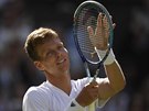 POSTUP. Tomá Berdych po vyhraném wimbledonském utkání nad Alexanderem Zverevem.