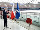 Ministr obrany Antoni Macierewicz  (vpravo) pestavuje djit summitu NATO ve...