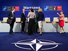 Generální tajemník NATO Jens Stoltenberg (druhý zleva) „kontroluje“ hlavní...
