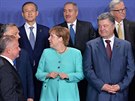 Nmecká kancléka Angela Merkelová bhem spoleného fotografování s úastníky...
