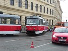 Vykolejená tramvaj jedoucí z Mendlova náměstí na Pekařskou ulici zcela...
