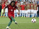 Portugalský talent Renato Sánches stílí gól v penaltovém rozstelu ve...
