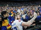 Islandský kapitán Aron Gunnarsson se fotí s fanouky po zápase na Euru s...