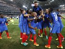 Francouztí fotbalisté se radují z postupu do finále Eura.