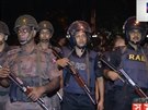 Policisté i vojáci v bangladéské Dháce jsou pipraveni k zásahu proti...