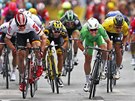 Mark Cavendish (v zeleném) ve spurtu tetí etapy Tour de France poráí Andrého...