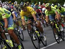 Peter Sagan ve lutém trikotu bhem tvrté etapy Tour de France. Úpln vpravo...