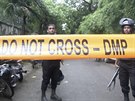 Ozbrojené sloky hlídají pístup k restauraci v Dháce v Bangladéi, kde v pátek...
