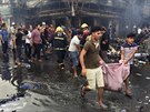 Lidé odklízejí tla po výbuchu v Bagdádu. Obtí dvou útok je nejmén 23....