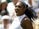 Americká Serena Williamsová se raduje z postupu do finále Wimbledomu.
