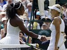 Poraená semifinalistka Jelena Vesninová (vpravo) gratuluje Seren Williamsové...