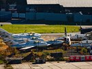 Letadla na kbelském letiti, kde je také Muzeum letectví a kosmonautiky. (19....