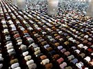 VÍRA. Muslimtí mui se úastní pátení modlitby v meit Istiqlal v indonéském...
