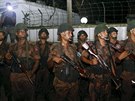 Bangladéské ozbrojené sloky se pipravují na akci proti teroristm, kteí...