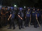 Bangladéské bezpenostní sloky se pipravují na akci proti teroristm. (1. 7....