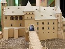 Model hradu Bouzova vytvoen z lepenky studentem Karlem Mayerem. Jeho vroba...