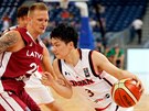 Japonský basketbalista Naoto Cudi (vpravo) se pokouí obejít Aigarse keleho z...