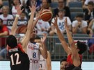 eský basketbalista Tomá Satoranský (uprosted) útoí na japonský ko.