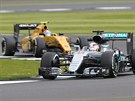 Lewis Hamilton (vpravo) z Mercedesu a Jolyon Palmer z Renaultu bhem tréninku...