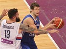 eský basketbalista Jan Veselý se tlaí pod srbský ko, brání ho Miroslav...
