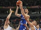 eský basketbalista Vojtch Hruban pod srbským koem, brání ho Nikola Kalini...