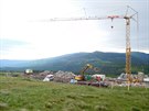 Stavbai u pracuj na obnov Petrovy boudy v Krkonoch (8.7.2016).