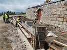 Stavbai u pracuj na obnov Petrovy boudy v Krkonoch (8.7.2016).