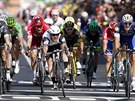 Mark Cavendish (uprosted) dojídí jako první do cíle 6. etapy Tour de France.