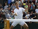 NA SÍTI. Tenista Tomá Berdych hraje volej v souboji 2. kola Wimbledonu proti...