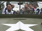 PRO ZELENÝ TRIKOT. Spurterská hvzda Mark Cavendish pijídí v armádním vozidle...