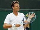 TAKHLE NE. Tomá Berdych sleduje v osmifinále Wimbledonu druhou stranu kurtu,...