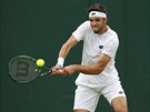 Jií Veselý bojuje v osmifinále Wimbledonu proti Tomái Berdychovi.