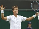 KONEN. Tomá Berdych slaví vítzství v dohrávaném osmifinále Wimbledonu proti...