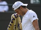 NEASTNÝ. Francouz Lucas Pouille si ve Wimbledonu proil patný den.
