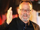 Jean Reno na erveném koberci cestou do velkého sálu hotelu Thermal (4....