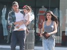 Ashton Kutcher, Mila Kunisová a jejich dcera Wyatt (Los Angeles, 26. ervna...