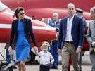 Vévodkyn Kate, princ George a princ William na letiti RAF Fairford (8....