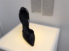 erná bota na vysokém jehlovém podpatku je dalím exponátem muzea.