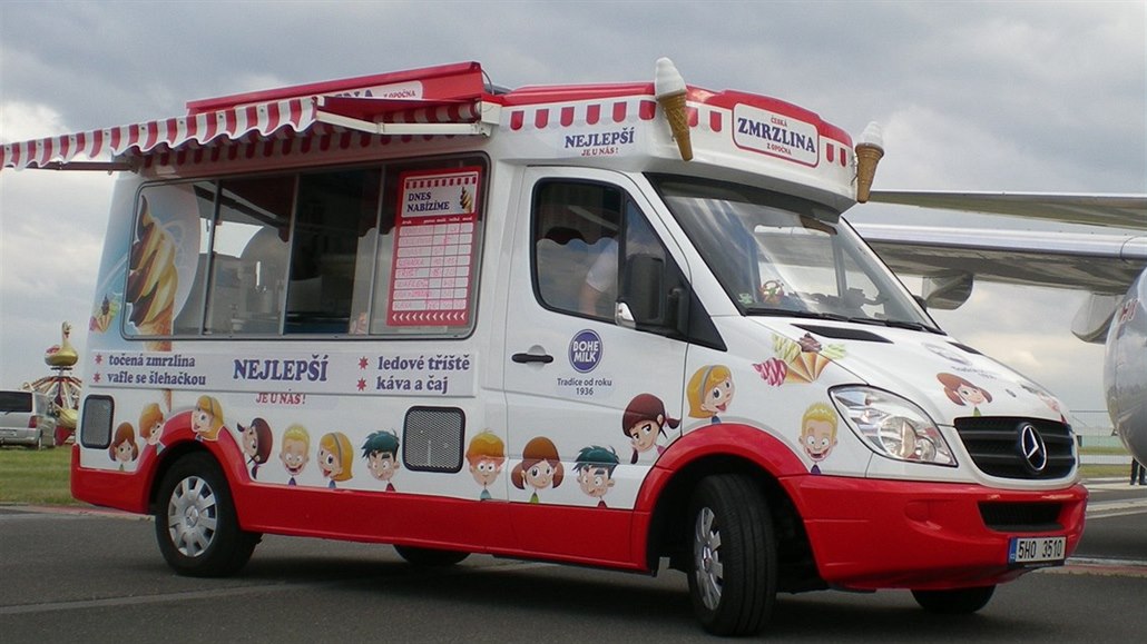 Zmrzlinové auto značky Česká zmrzlina z Opočna, které je možné vidět na poutích a dalších akcích v Česku