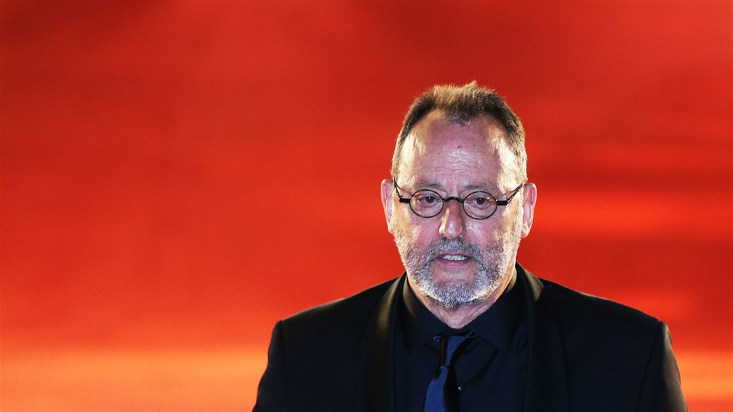 Jean Reno na �erveném koberci cestou do velkého sálu hotelu Thermal (4....
